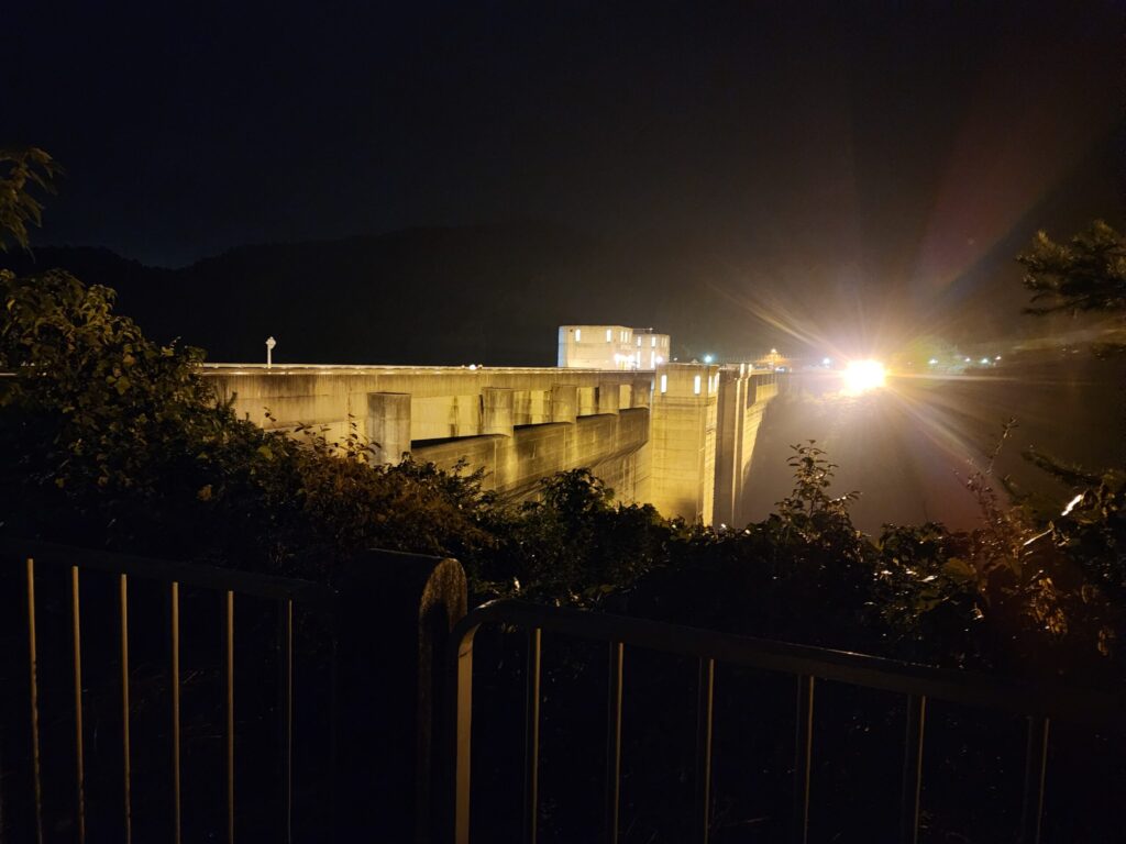 小里川ダムライトアップの様子
