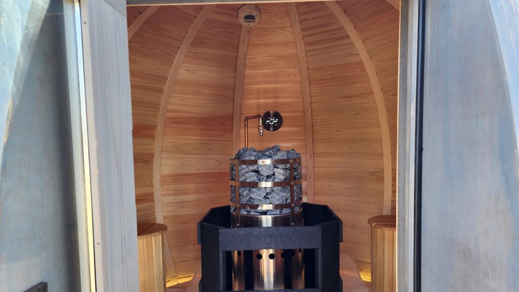 球の特徴的な曲線を持つ壁