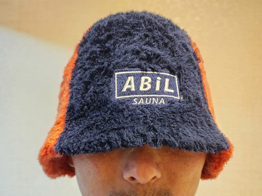 ABiL POCKET 今治サウナハットを被った着用シーン・耳まで余裕のサイズ感