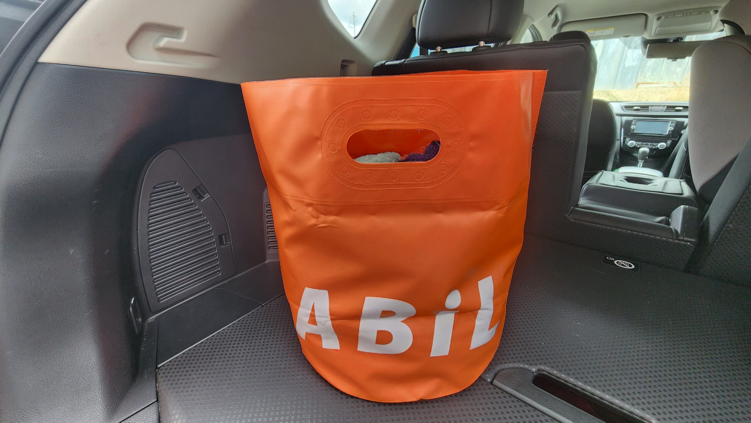 ABiLボウスイバッグを車のトランクに積んでいる様子