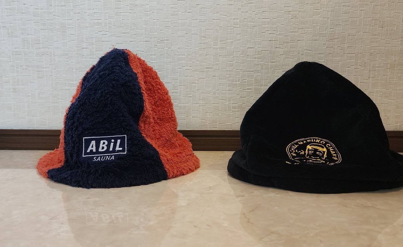 チルマルコチャン今治版とABiL POCKETを並べた比較。ABiLはバケット型、チルマル版は裾が広がるベル型