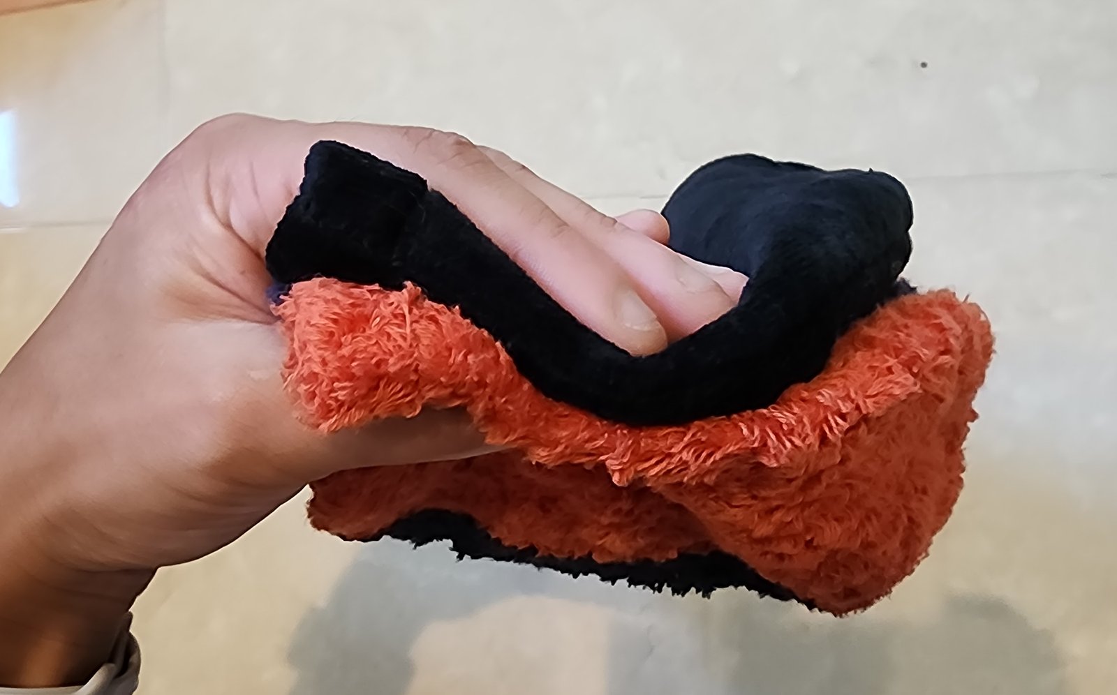 チルマルコチャン今治版とABiL POCKETの縁を重ねて厚みを比較。ABiLは起毛で毛足が立ち、今治版は薄手で平ら