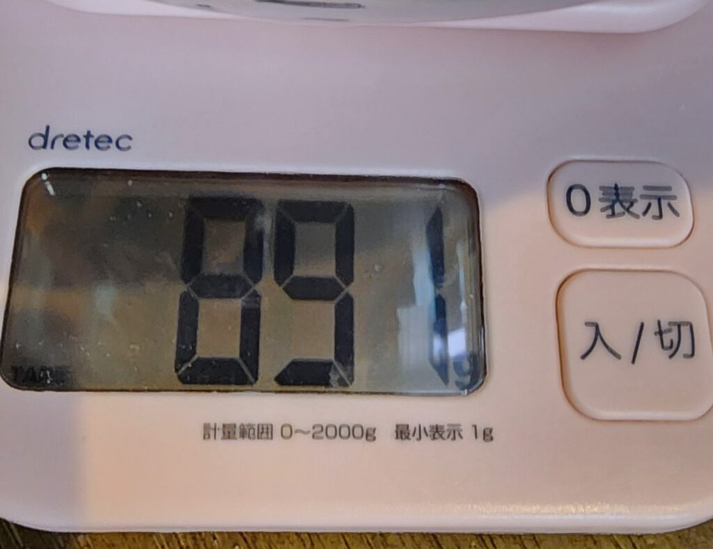 新品の瞑想サウナポンチョをはかりで量ると891g